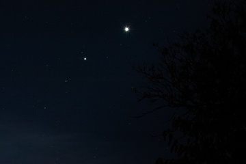 Jasná Venuše, vlevo dolu od ní Jupiter a Mars