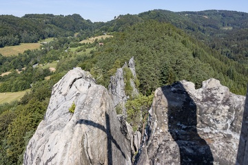 Pohled ze skalního hradu Vranov na Frýdštejn
