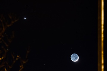 Měsíc, Venuše a nad ní Mars