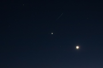 Srpek Měsíce, Venuše a vlevo nahoře Mars