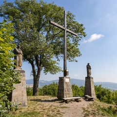 Nad zříceninou hradu Brada - sochy sv. Petra a Pavla