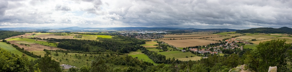 Výhledu z hradu Točník - vpravo hrad Žebrák