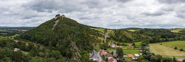 Výhled na Točník z hradu Žebrák